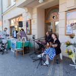 Květinové odpoledne v Jindřichově Hradci pomáhá Otevřeným oknům. Vybrala se rekordní částka