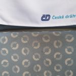 Rozbité dveře, špinavé sedačky. Na kvalitnější cestování vlakem si lidé na jihu Čech musí počkat