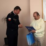 Na silnici v Prachaticích padaly peníze. Poctivý nálezce je sesbíral a odevzdal na policii