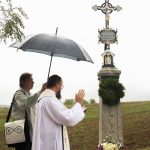 Zničený křížek u cesty do Rojic našel své zachránce