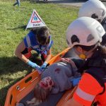 Hromadné neštěstí na železničním přejezdu. Složky IZS prověřily při cvičení spolupráci a postupy při mimořádné události