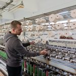 V rodinné tkalcovně ve Strmilově látky vyrábí už pátá generace