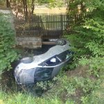 Hlubocký strážník s přítelkyní ve svém volnu pomohl lidem při nehodě. Rodiny mu přišly poděkovat