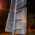 Patnáctiletí chlapci počmárali ve Strakonicích značku. Do odstraňování malůvky se jim nechtělo