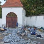 Rekonstrukce hřbitova v Krumlově finišuje. Při dušičkách budou ale lidé ještě procházet staveništěm