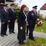 Kytici v barvách trikolóry položili k pomníkům obětem dvou válek hasiči v Zárybničné Lhotě