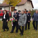 Kytici v barvách trikolóry položili k pomníkům obětem dvou válek hasiči v Zárybničné Lhotě