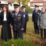 Kytici v barvách trikolóry položili k pomníkům obětem dvou válek hasiči v Zárybničné Lhotě