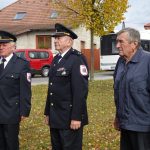 Kytici v barvách trikolóry položili k pomníkům obětem dvou válek hasiči v Zárybničné Lhotě