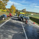 U Kosova na Českobudějovicku se střetla tři auta. Čtyři zranění, silnice je uzavřená