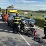 U Kosova na Českobudějovicku se střetla tři auta. Čtyři zranění, silnice je uzavřená