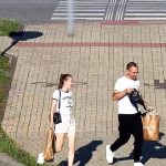 Odložená taška u auta na parkovišti v Táboře přilákala zloděje. Policie pátrá po dvou lidech