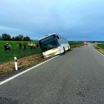 U Chýnova boural v pondělí odpoledne autobus. Čtyři cestující se zranili