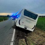 U Chýnova boural v pondělí odpoledne autobus. Čtyři cestující se zranili