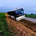 U Chýnova boural v pondělí odpoledne autobus. Čtyři cestující se zranili