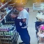 Policie pátrá po muži, který platil v Čechově ulici v Písku kradenou kartou