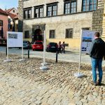 Lidé si mohou na prachatickém náměstí prohlédnout návrhy na výstavbu nových bytových domů
