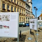 Lidé si mohou na prachatickém náměstí prohlédnout návrhy na výstavbu nových bytových domů