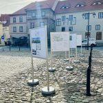 Lidé si mohou na prachatickém náměstí prohlédnout návrhy na výstavbu nových bytových domů