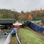 Po tragické nehodě mezi Bernarticemi a Opařany je silnice stále neprůjezdná. Policie doplnila další informace