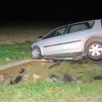 Řidič chtěl předjet před zatáčkou auto. Havaroval, pak nadýchal téměř dvě promile