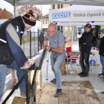 Milevská prodejna Stihl ožila dnem otevřených dveří i soutěžemi. S pilou si nejlépe poradil Vít Kozák