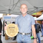 Milevská prodejna Stihl ožila dnem otevřených dveří i soutěžemi. S pilou si nejlépe poradil Vít Kozák