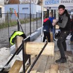 Milevská prodejna Stihl ožila dnem otevřených dveří i soutěžemi. S pilou si nejlépe poradil Vít Kozák