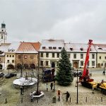 Vánoční strom už dorazil i na prachatické náměstí