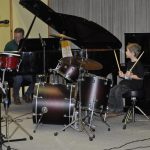 Ze školních přehrávek se zrodil slušný koncert a bubenická show