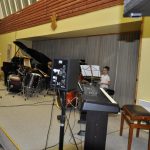 Ze školních přehrávek se zrodil slušný koncert a bubenická show