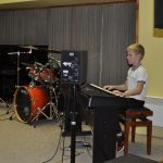 Ze školních přehrávek se zrodil slušný koncert a bubenická show