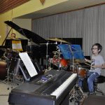 Ze školních přehrávek se zrodil slušný koncert a bubenická show