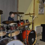 Ze školních přehrávek se zrodil slušný koncert a bubenická show