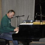 Ze školních přehrávek se zrodil slušný koncert a bubenická show