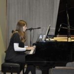 Ze školních přehrávek se zrodil slušný koncert a bubenická show
