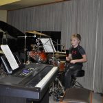 Ze školních přehrávek se zrodil slušný koncert a bubenická show