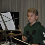Ze školních přehrávek se zrodil slušný koncert a bubenická show
