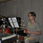 Ze školních přehrávek se zrodil slušný koncert a bubenická show