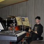 Ze školních přehrávek se zrodil slušný koncert a bubenická show