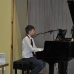 Ze školních přehrávek se zrodil slušný koncert a bubenická show