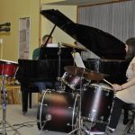 Ze školních přehrávek se zrodil slušný koncert a bubenická show