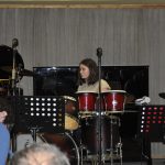Ze školních přehrávek se zrodil slušný koncert a bubenická show