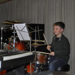 Ze školních přehrávek se zrodil slušný koncert a bubenická show