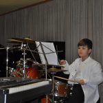 Ze školních přehrávek se zrodil slušný koncert a bubenická show