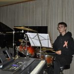 Ze školních přehrávek se zrodil slušný koncert a bubenická show