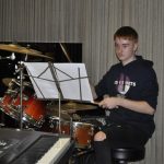 Ze školních přehrávek se zrodil slušný koncert a bubenická show