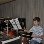 Ze školních přehrávek se zrodil slušný koncert a bubenická show