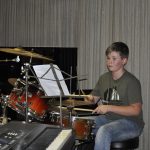 Ze školních přehrávek se zrodil slušný koncert a bubenická show