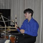 Ze školních přehrávek se zrodil slušný koncert a bubenická show